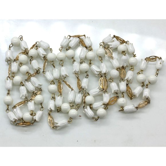 VINTAGE HAWAII PIKAKI flower acrylic flapper necklace, gold tone accents  54" - Picture 8 of 11